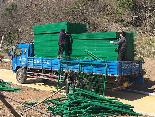 現(xiàn)貨南京護(hù)欄網(wǎng)卸貨中 現(xiàn)貨南京護(hù)欄網(wǎng)卸貨中